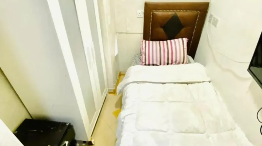 this picture shows a single room for rent in Dubai Marina at a special price and high amenties.