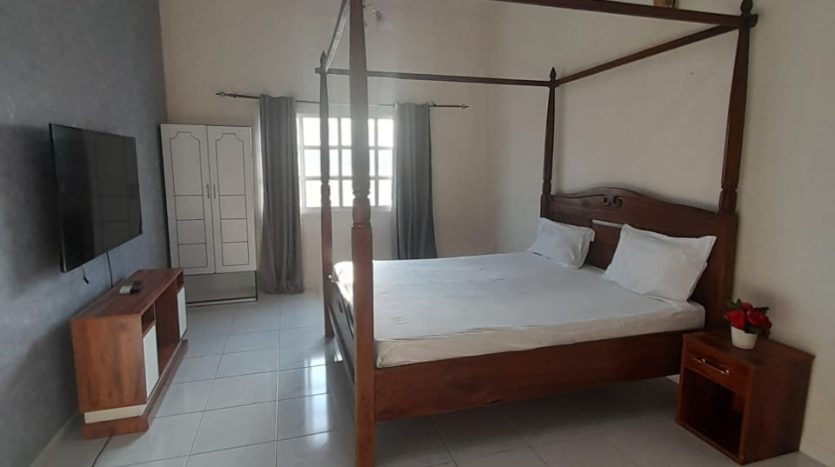This picture includes a bed in a room in Umm Suqeim available for rent.