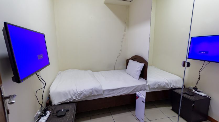 This picture shows a Partition for Rent in Sulafa Tower, Dubai – Men Only